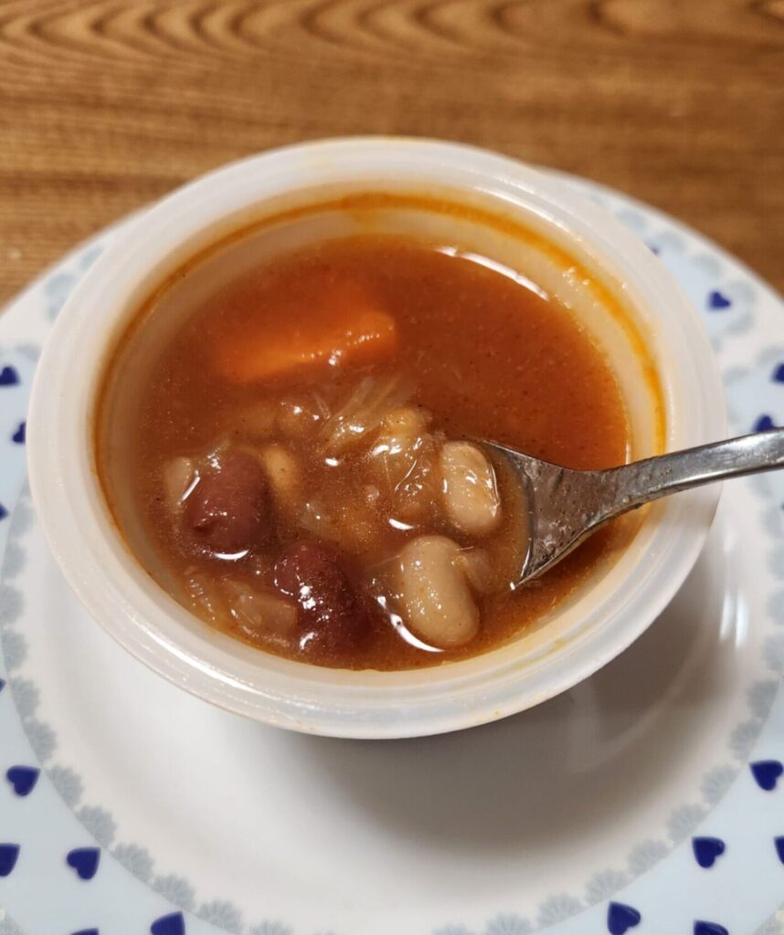 野菜をMOTTOのスープとパンを合わせた食卓