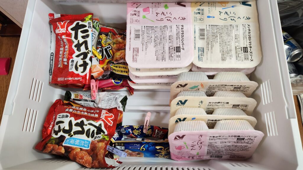 冷凍庫にきれいに収まったニチレイの14食セット